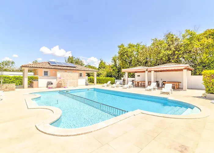 Mobile In Near & Pool *