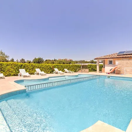Holiday home Splendid Mobile In With Swimming Pool Banjole