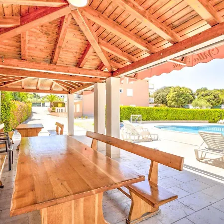 Holiday home Splendid Mobile In With Swimming Pool Banjole