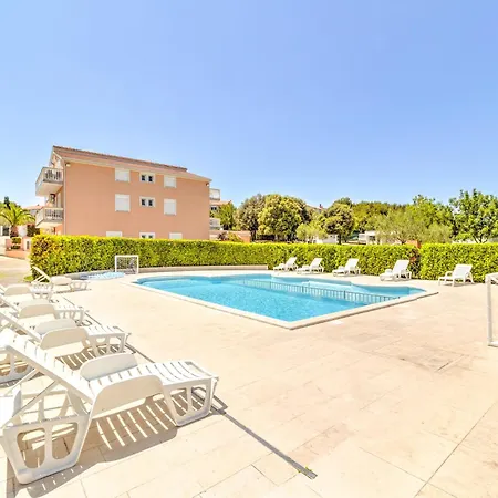 Mobile In Near & Pool *